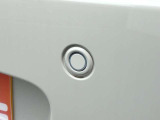 後方にはコーナーセンサーが付いております。音で危険を知らせてくれるのとブレーキとアクセルの踏み間違えも防止してくれます。