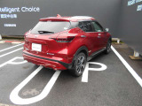 全周囲カメラが付いています。後ろはもちろん隣の駐車ラインまで見れますので車庫入れが簡単で楽しくなりそうです。