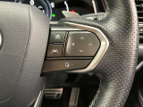前方の車との車間を設定し、スピードを上げたり緩めたりを自動で行ってくれる追尾式の「レーダークルーズ」。上級装備の一つです!高級車にしかつかない嬉しい機能です。