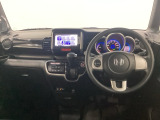 車内は光触媒抗菌消臭施工済です。インパネ周りはスタイリッシュなデザインです。グローブボックスやカップホルダーのほかにトレーなどたくさんの収納スペースが付いています。