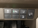 ハンドルの右側にはヘッドライトレベライザーとHondaセンシング用のメインスイッチがついています。ヘッドライトレベライザーは道路状況や積荷の加重に応じてライトの高さを調節できます。