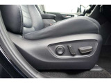 運転席にはパワーシートが付いております。パワーシートは指先1つで操作出来るためチカラの弱い女性の方でもシートに座ったまま操作出来ます♪