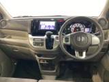 車内は光触媒抗菌消臭施工済です。インパネ周りはスタイリッシュなデザインで機能や装備も充実しています。グローブボックスやカップホルダーのほかにトレーなどたくさんの収納スペースが付いています。