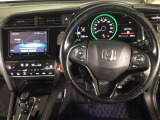 【ハンドル】運転にかかわる様々な操作を安全に行えるように視点移動が少なく操作性に配慮されたスイッチ類が凝縮されたコックピットです。