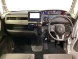 車内は光触媒抗菌消臭施工済です。インパネ周りはスタイリッシュなデザインです。グローブボックスやカップホルダーのほかにトレーなどたくさんの収納スペースが付いています。