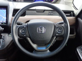 ハンドル左側にはオーディオ操作が出来るオーディオリモートコントロールスイッチ、右側にはHonda SENSINGとオートクルーズコントロールのスイッチを装備!