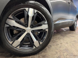 ●純正18インチアルミホイール:輸入車ならではの卓越した走りを支えるホイールと足回りです!日本車の走りに慣れている方にもぜひ体感して頂きたいほど、高いレベルでまとまっています!