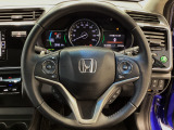 運転にかかわる様々な操作を安全に行えるように視点移動が少なく操作性に配慮されたスイッチ類が凝縮されたコクピットです。