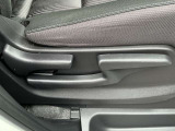 運転席はラチェット式レバーで高さも調整できます