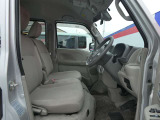 運転席はほどよくホールド感のある形状をしておりますので、運転がしやすいです。