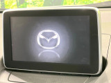 【マツダコネクト】車内の雰囲気にマッチした一体型タイプのディスプレイ。各種車輌設定やBluetooth再生等、様々な機能が楽しめます。専用SDカードのご購入で、ナビ機能も使用出来ます。
