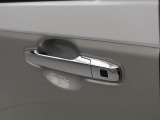 電子キーをカバンやポケットに持っていれば、ドアハンドルやバックドアに付いているボタンを押すだけでドアの開閉ができます。手が塞がっている時、カバンの中からカギを探す必要がありません。