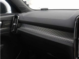 ダッシュボードに収められたカッティングエッジ・アルミニウム・パネルをLEDライトが照らし出し、XC40R-Designのインテリアに昼夜を問わず特別な雰囲気を添えます。