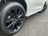車のデザインにマッチした、純正アルミホイール!