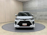 お車購入のポイントとなるフロントマスクです!シャープな目つきが印象的なデザインのヘッドランプです。