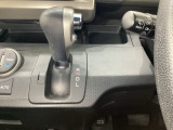 CVT車のセレクトレバーです。低速から高速まで、変速ショックのないスムーズな走りを実現するとともに、エンジン効率のよい領域を維持することで燃費にも貢献します。