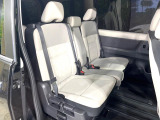 セカンドシートは中央部が可動式となっており、スライドすれば通路スペースが登場!前後の移動がとっても簡単です♪もちろん、8名乗車時も快適な座り心地のシートとなっています♪