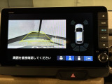 リバースギアに入れるだけで後方の表示へ切り替わります。夜間や雨の日の駐車も楽になりますよ。