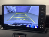 リバースギアに入れるだけで後方の表示へ切り替わります。夜間や雨の日の駐車も楽になりますよ。