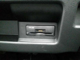 運転席から手の届く位置に ETC2.0付いております。高速道路の料金所もスムーズに通過できますよ♪