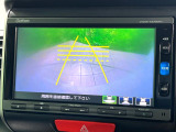 【バックカメラ】駐車時に後方がリアルタイム映像で確認できます。大型商業施設や立体駐車場での駐車時や、夜間のバック時に大活躍!運転スキルに関わらず、今や必須となった装備のひとつです!