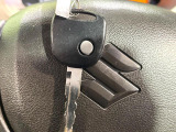 【キーレス】少し離れた場所からでもボタン一つでドアの開錠・施錠ができるのでとっても便利!ドアの鍵穴周りに傷をつけることもありません♪