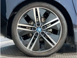 BMWの純正アロイホイールは軽量かつ強度にも優れているホイールで走行性能を引き上げる設計になっております。足元にもBMWは妥協がなくこだわっている個所になります。