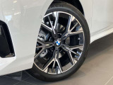 BMW純正アロイホイールはモデルやパッケージに合わせてデザインされています。洗練されたデザインで、足元の個性を引き立てます。