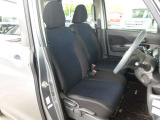 外見からは想像もつかないほど広い車内空間です。ゆったりと座れます。運転席にはシートリフターが付いていますので座高にあわせてドライビングポジションが決められます。