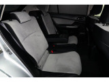 リアシートのセンターアムレストには2つのカップフォルダーつきで、車内全員がゆったりお過ごしいただけます!!