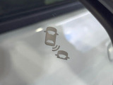 【ブラインドスポットインフォメーション】走行中、ドアミラーの死角になりやすい箇所に後続車が接近するとサイドミラー付近に警告を表示、ドライバーに注意喚起をしてくれます。