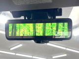 【スマートリヤビューミラー】後席の大きな荷物や同乗者で後方が確認しづらい時でも安心!カメラが撮影した車両後方の映像をルームミラー内に表示。クリアな視界で状況の確認が可能です!