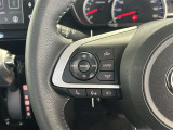運転中、オーディオの操作をしてて、ハッとしたことはありませんか?ステアリングスイッチは、運転中でもハンドルでオーディオの操作が可能です。安全なドライブをサポートします。
