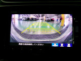 バックカメラの画像です。ガイドラインがスムースな車庫入れをサポートいたします。車庫入れの安心感がアップしますね。