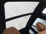 ●サンルーフ:開放感たっぷりの希少装備、サンルーフが装着されています!車内に明かりを取り入れたり景色を楽しむ以外にも、車内の空気も簡単に換気できて快適です!