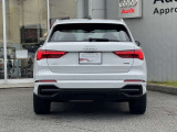 Audiのリヤディフューザーは、車両の後方での空気の流れを整え、乱流を減少させることで、走行安定性を向上させます。またスポーティで洗練された外観を提供し、全体のスタイルに一体感を持たせます。