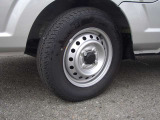 12インチの貨物車用タイヤが装着されています。