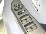 【電動格納ミラー】サイドミラーは電動格納式となっており、狭い駐車場でもキズがつくリスクを抑えられます。