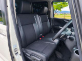 運転席のシートはホールド性に優れ疲れませんよ!