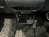センター中央下部には小物などを収納できるスペースを確保しています。