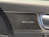 【harman kardon】ハーマンカードンのHi-Fiスペシャリストと共に、モデル別に開発・設計された専用チューニングが臨場感溢れる音響空間を実現しています。