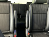 車外に出なくても運転席から3列目シートまで移動が可能です。子育てや荷物が多いときなど利便性が高いです