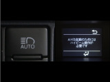 オートマチックハイビームとは、先行車や対向車のライトを認識し、ハイビームとロービームを自動で切り替える機能です。夜道の視界を確保します。詳細は販売店スタッフまでお尋ね下さい。
