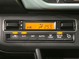 【オートエアコン】一度お好みの温度に設定すれば、車内の温度を検知し風量や温度を自動で調整。暑い&hellip;寒い&hellip;と何度もスイッチ操作をする必要はありません。快適な車内空間には必須の機能ですね♪