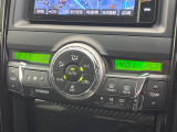 【左右独立型フルオートエアコン】運転席と助手席でそれぞれお好みの温度に設定可能。同乗者にも配慮した、快適な空調をお届け致します。