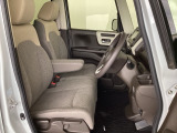 フロントシートはベンチシートです。ベンチシ―トは運転席と助手席の移動もスムーズ!狭い駐車場での乗り降りに便利です。シートの間にコンソールボックスやドリンクホルダーがないため、車内空間も広く感じます