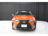 エクステリアは、一目でLEXUSとわかるスピンドルグリルを起点に、人が乗るキャビンの前後を大胆に絞り込んだ菱形のボディと力強く張り出したホイールフレアを融合させ、タイヤの存在を強調しています。