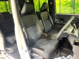 運転席まわりには十分なスペースがあり、大柄な方でもゆったり運転していただける環境です。