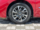 純正アルミホイール。タイヤサイズは185/65R15です。