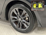 タイヤサイズは215/45R17!純正アルミホイール!残り溝は5ミリ程度です!パンク修理キット搭載車!
